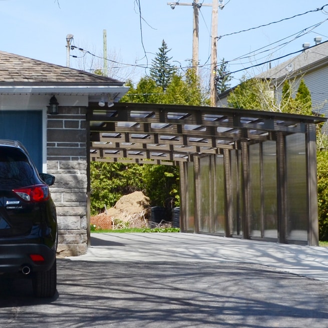 Abri d'auto sur maison avec mur polycarbonate