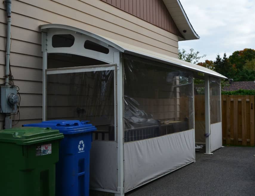 Intérieur d'un espace véranda avec fenêtres 3 saisons guillotines