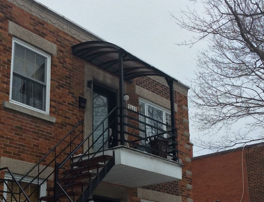 Auvent en aluminium noir posé sur un balcon
