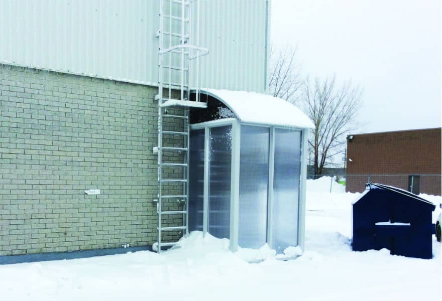 Photo d'abri d'entrée de bâtiment industriel en hiver