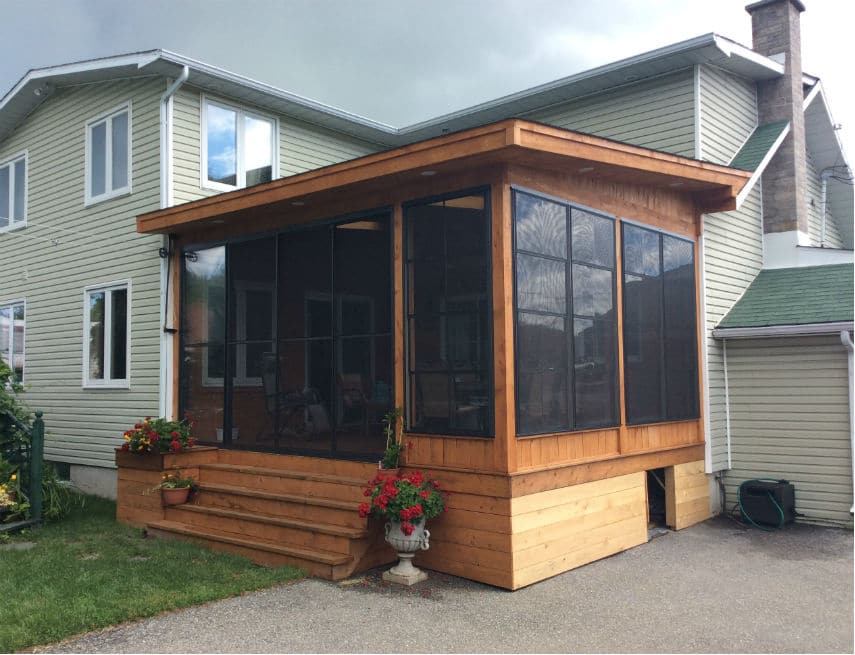 Suberbe véranda sous un balcon de 26' x 14'