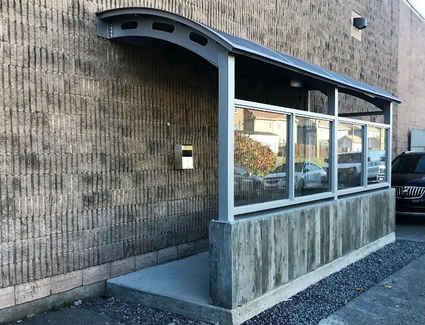 Smoking shelter with glass walls