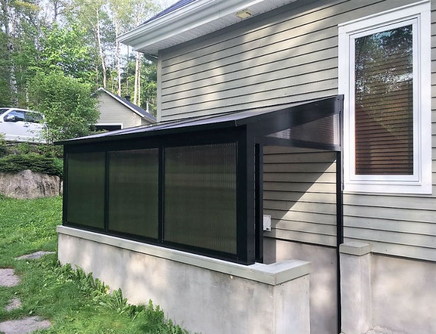 Abri d'auto sur maison avec mur polycarbonate