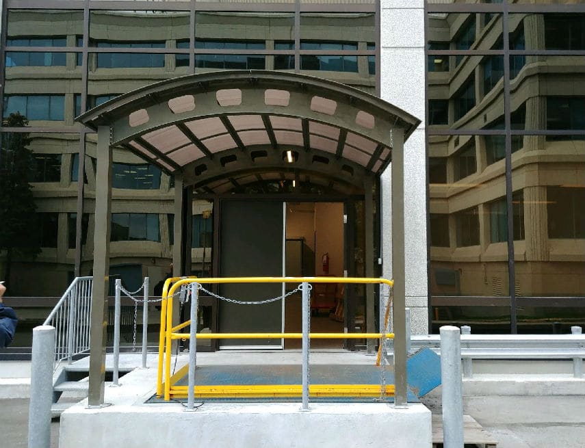 Photo portique d'entrée de bâtiment industriel