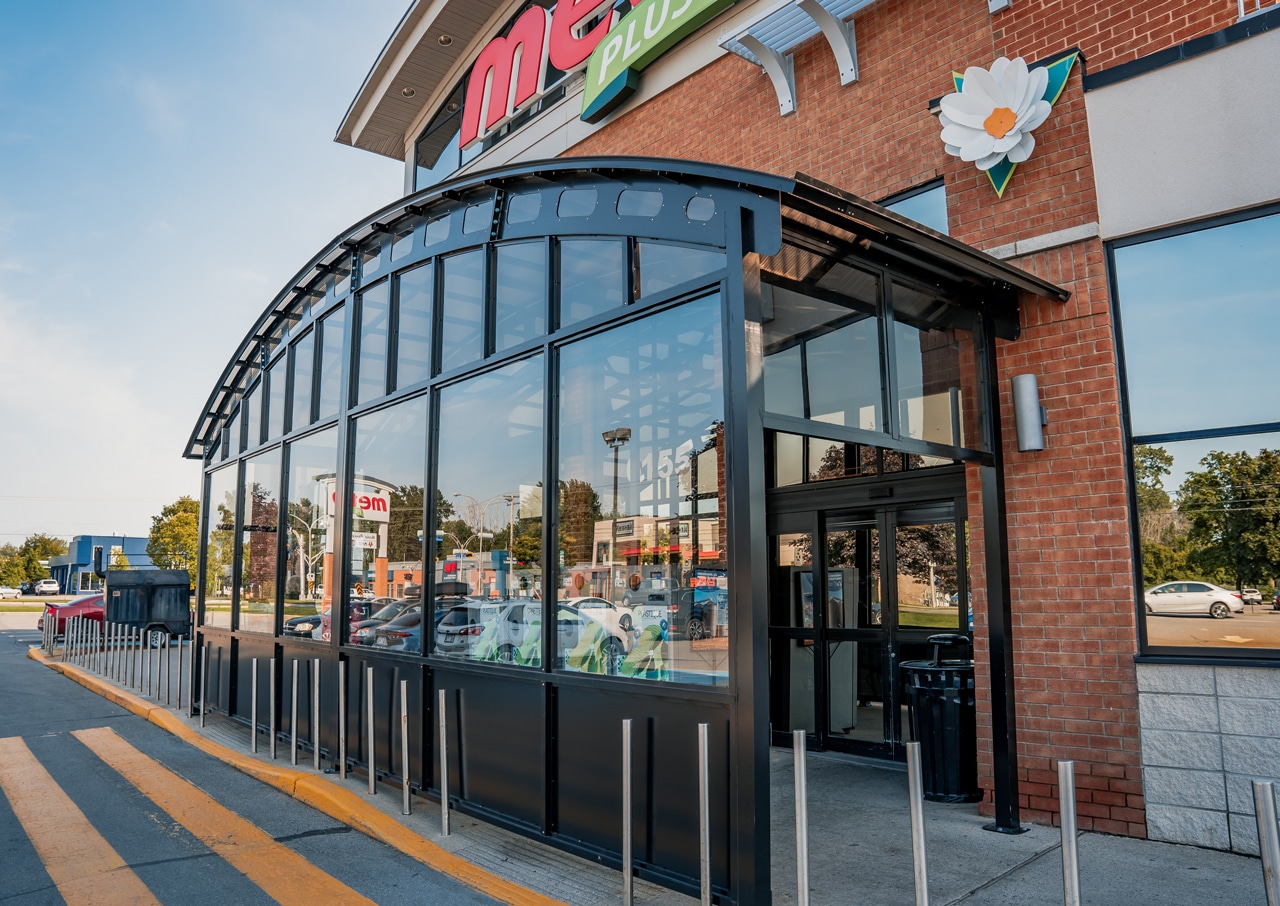 View of a glazed entrance shelter of a Métro grocery store