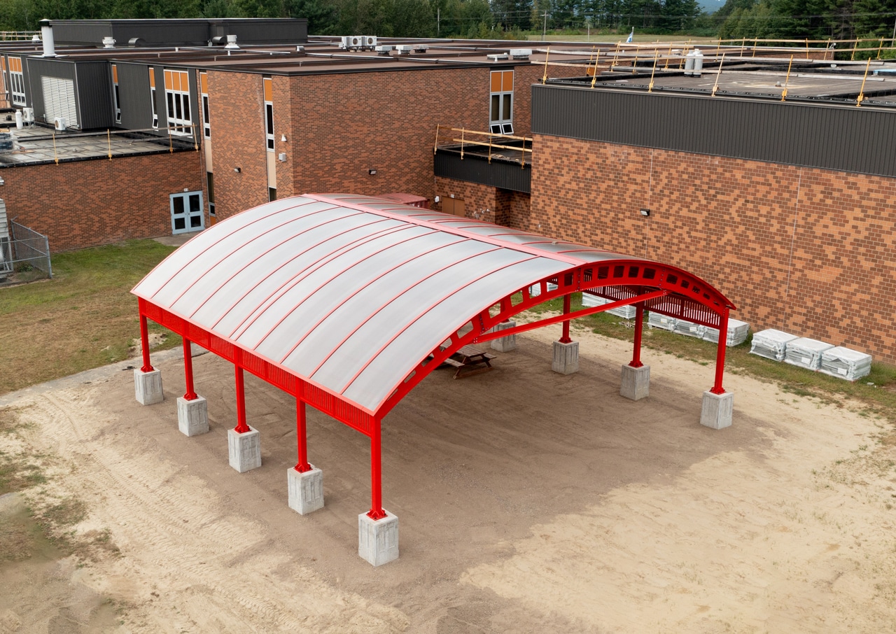 Vue aérienne d'un abri pour cour d'école avec toiture en polycarbonate