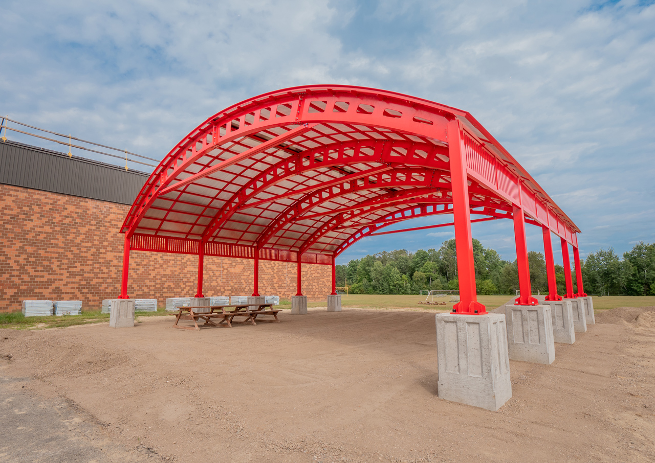 Vue d'un abri pour cour d'école avec toiture en polycarbonate