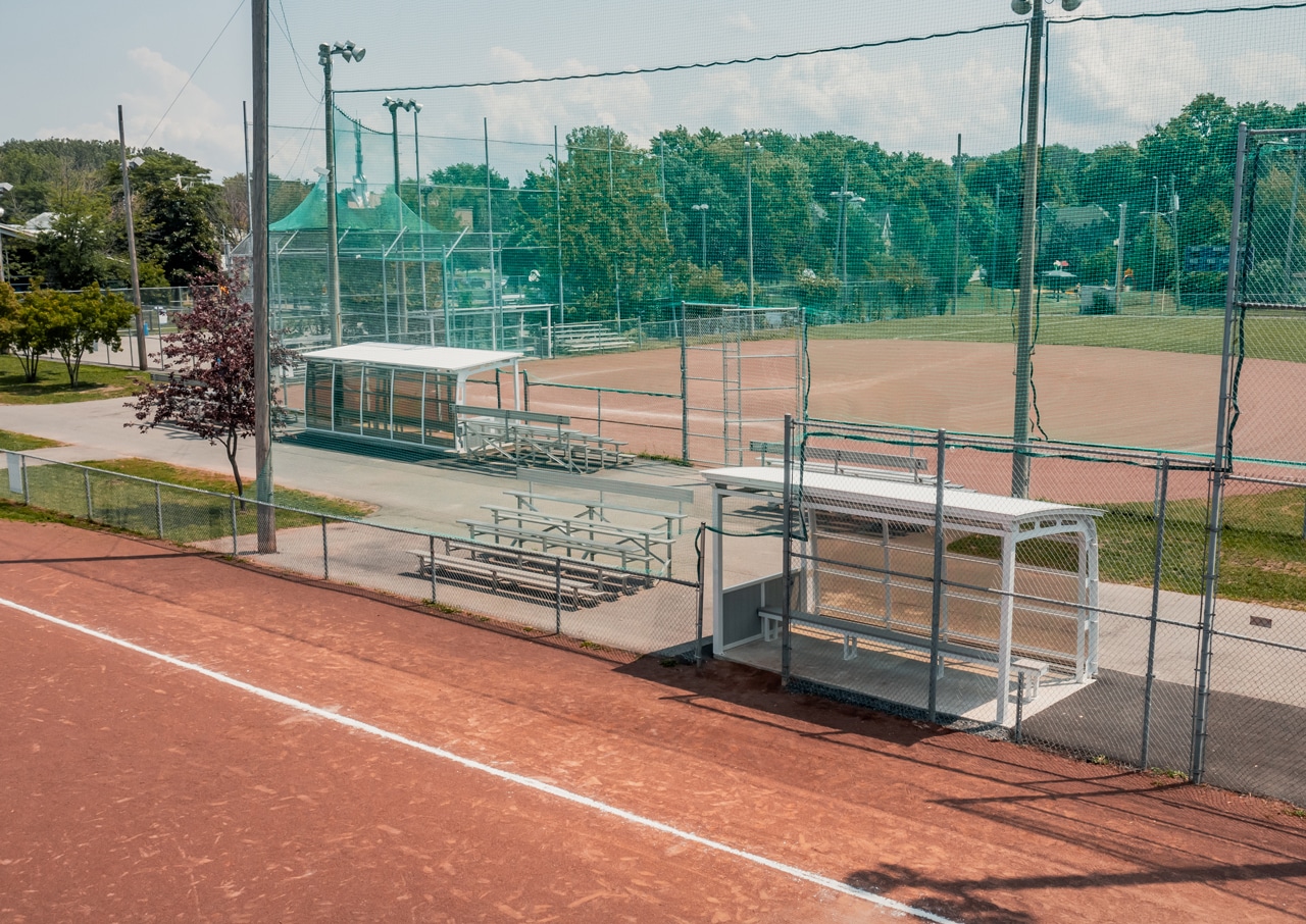 Vue d'abris de parc sur terrains de baseball