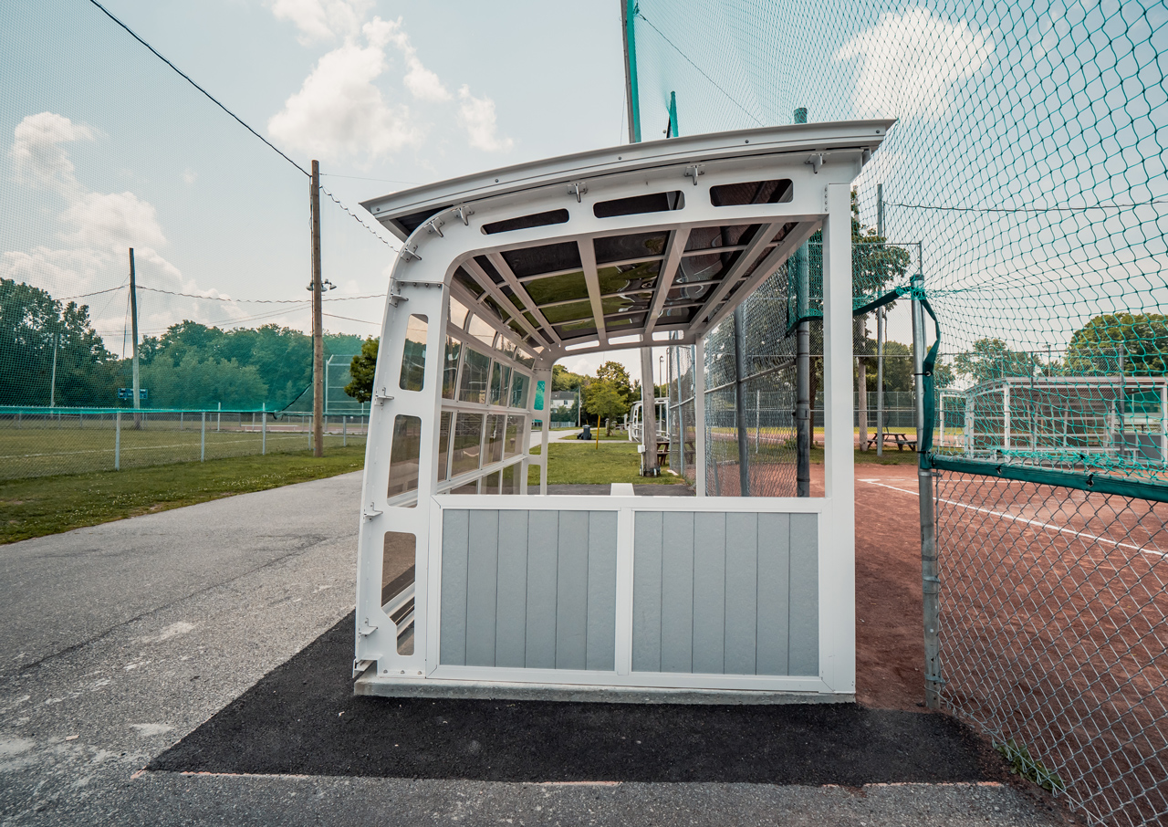 Vue de côté d'un abris de parc semi-fermé sur terrain de baseball