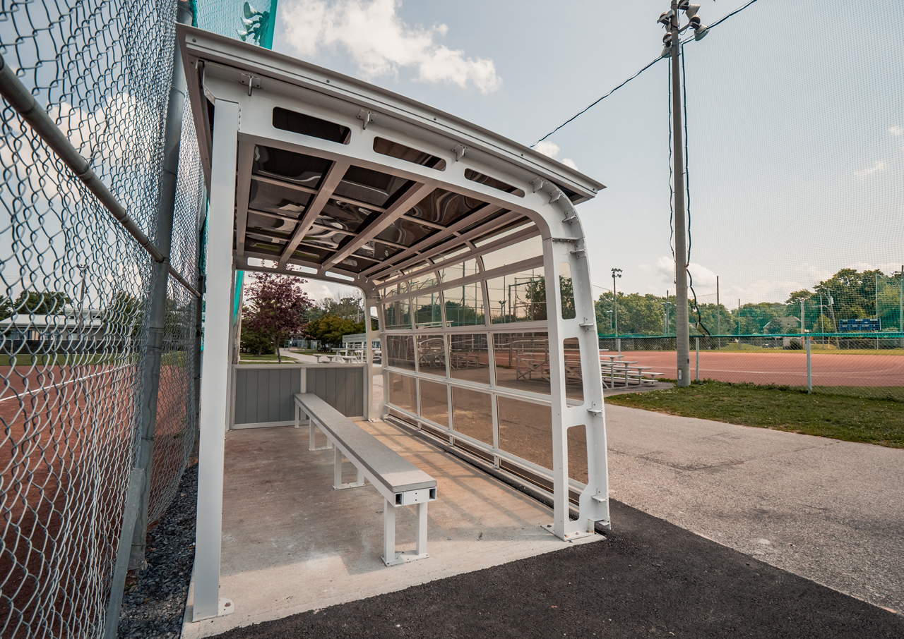 Vue d'un abris de parc semi-fermé sur terrain de baseball