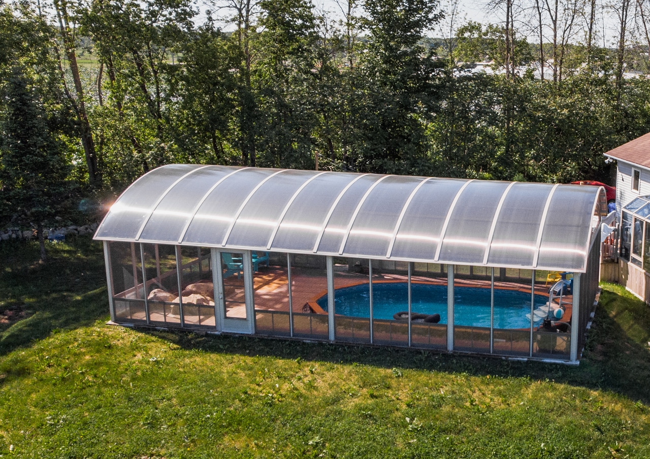 Abri de piscine avec toit en polycarbonate