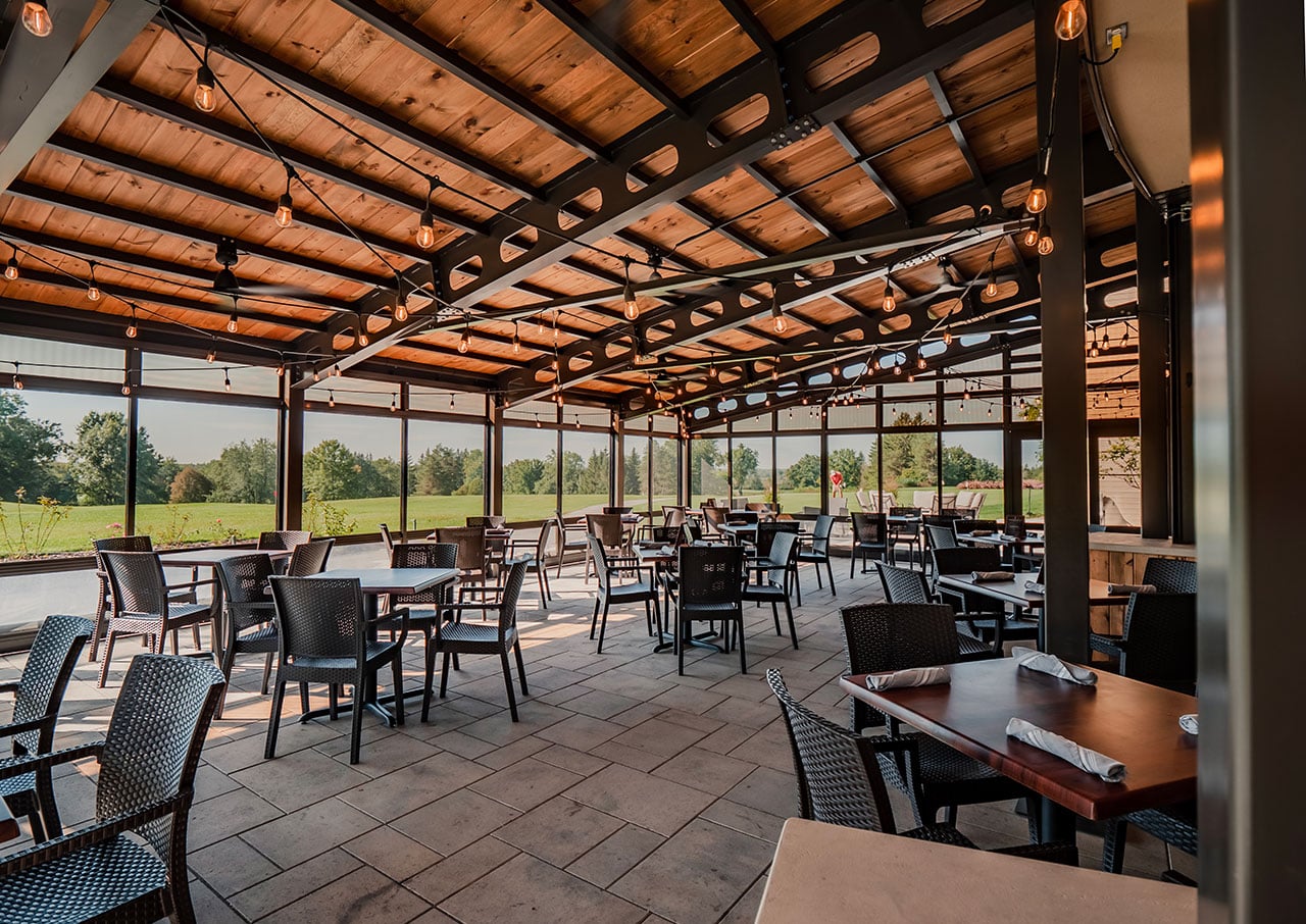 Vue intérieur d'un abri restaurant sur un golf