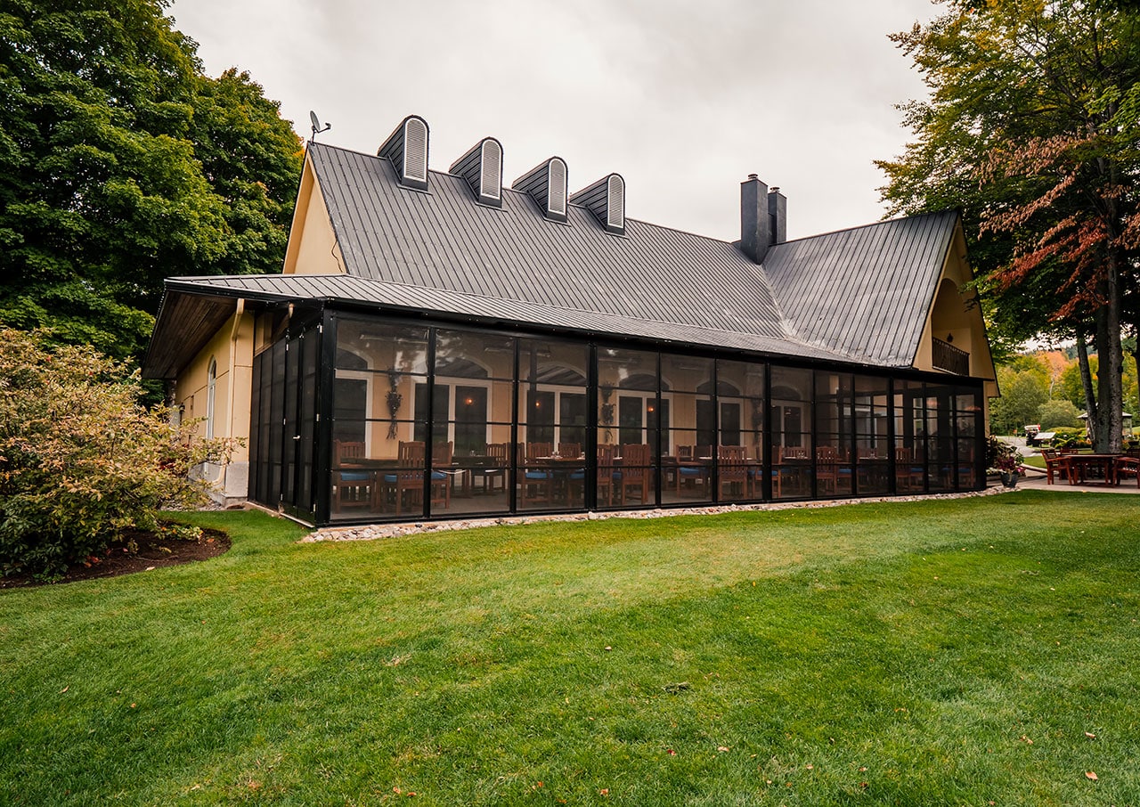 Vue aérienne de l'abri de restaurant pour le golf de Mirabel