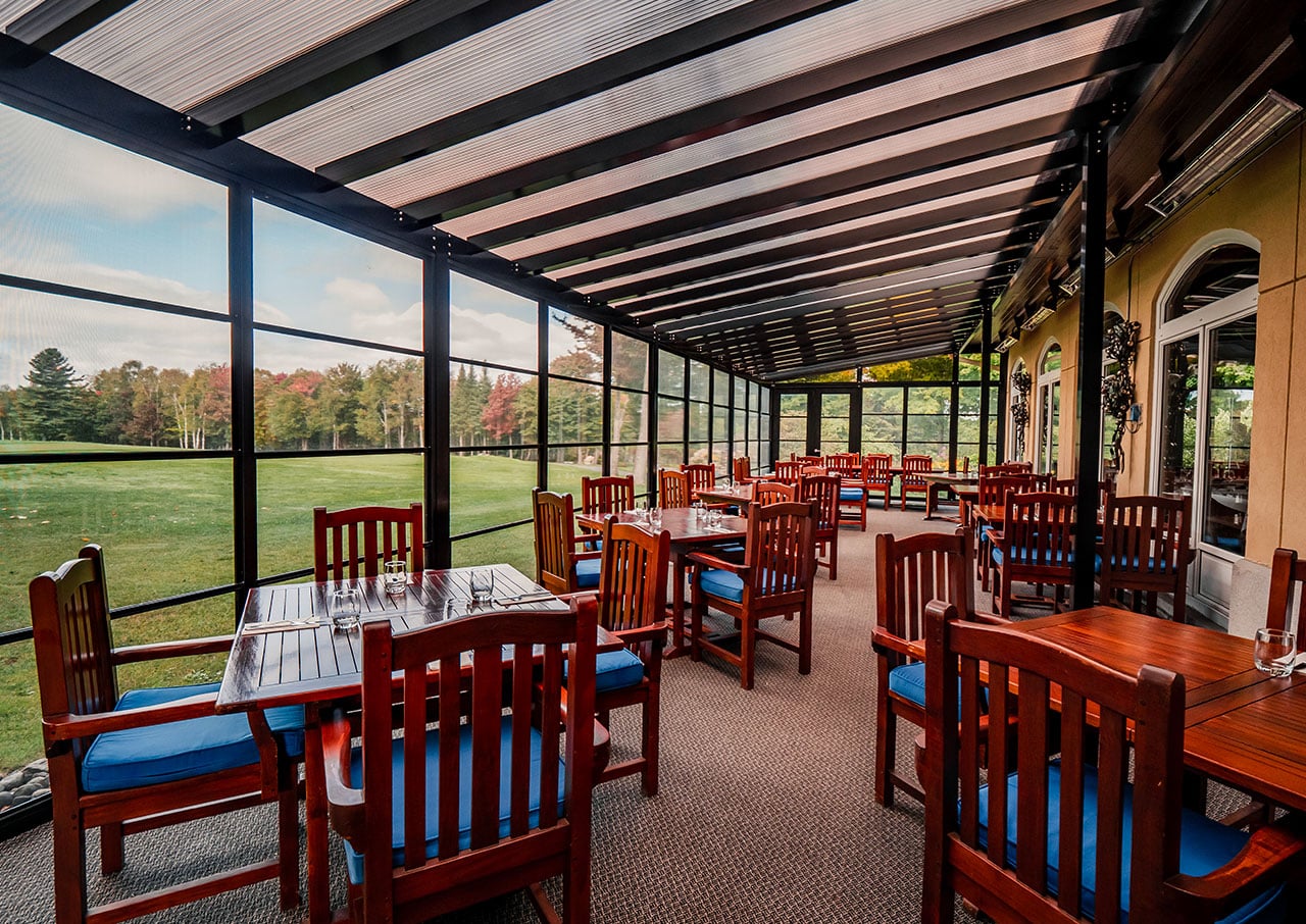 Vue aérienne de l'abri de restaurant pour le golf de Mirabel