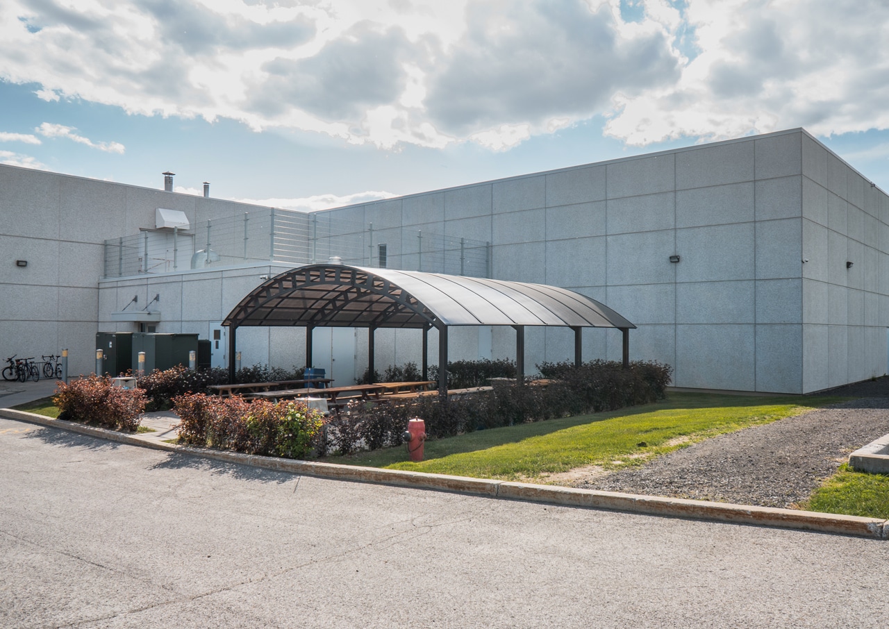 Abri d'employés avec toit en polycarbonate